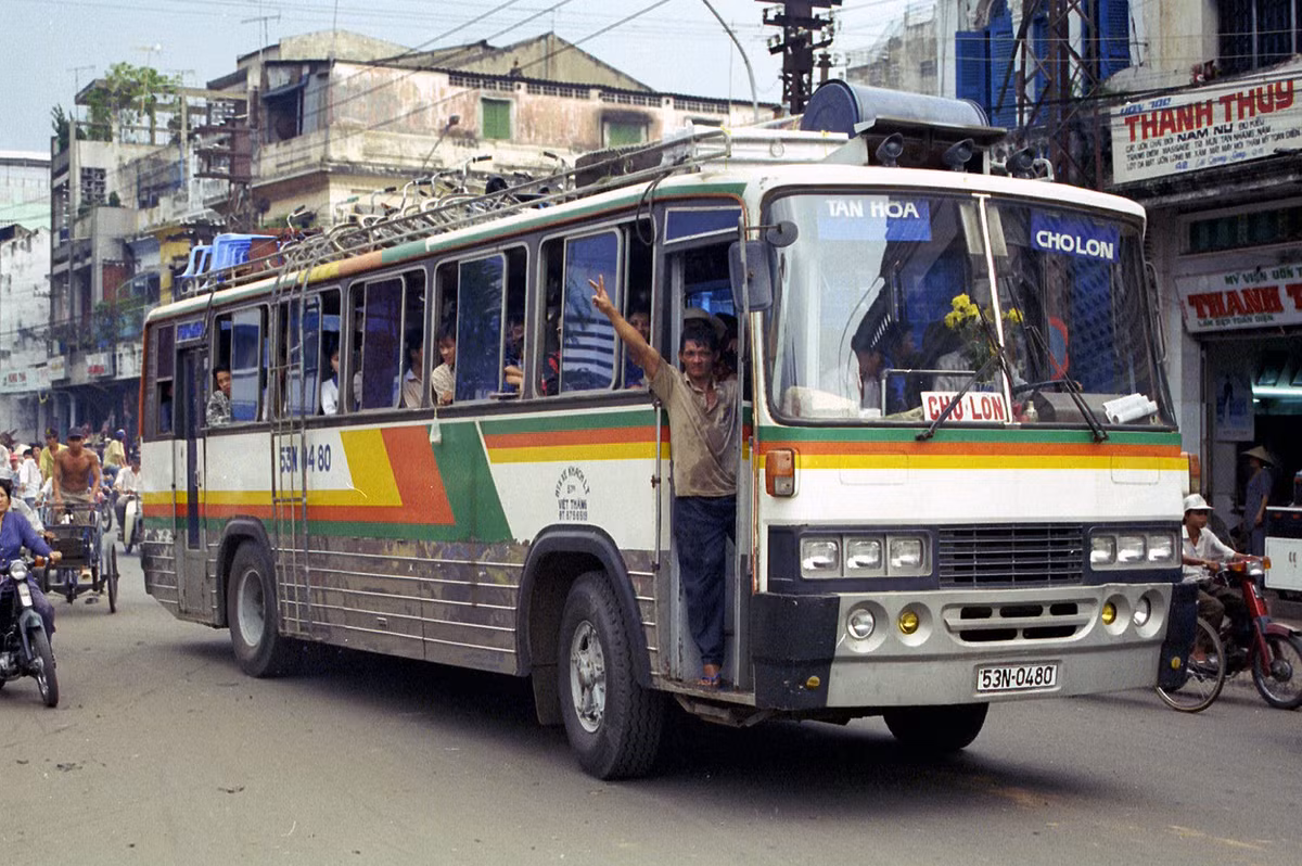 Một chiếc xe không rõ chủng loại, biển số 53N-04-80, chạy tuyến Tân Hóa - Chợ Lớn, 1996.