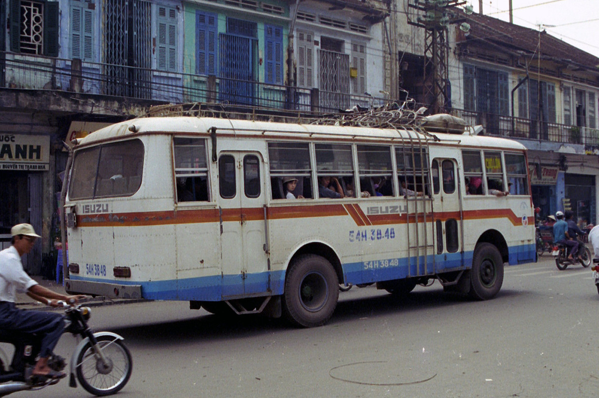 Xe Isuzu-Kawasaki (Nhật Bản) biển số 54H-38-48 ở Chợ Lớn, 1996.