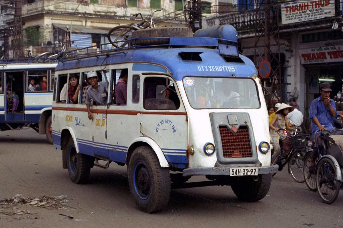 Xe Renault Goélette (Pháp) biển số 54H-32-97 chạy ở khu vực Chợ Lớn, TP HCM năm 1996.