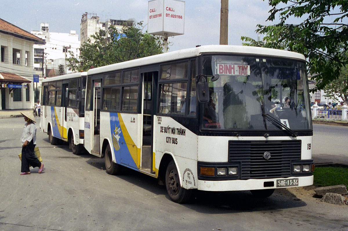 Anh khong dung hang ve xe buyt o TP HCM thap nien 1990 (2)