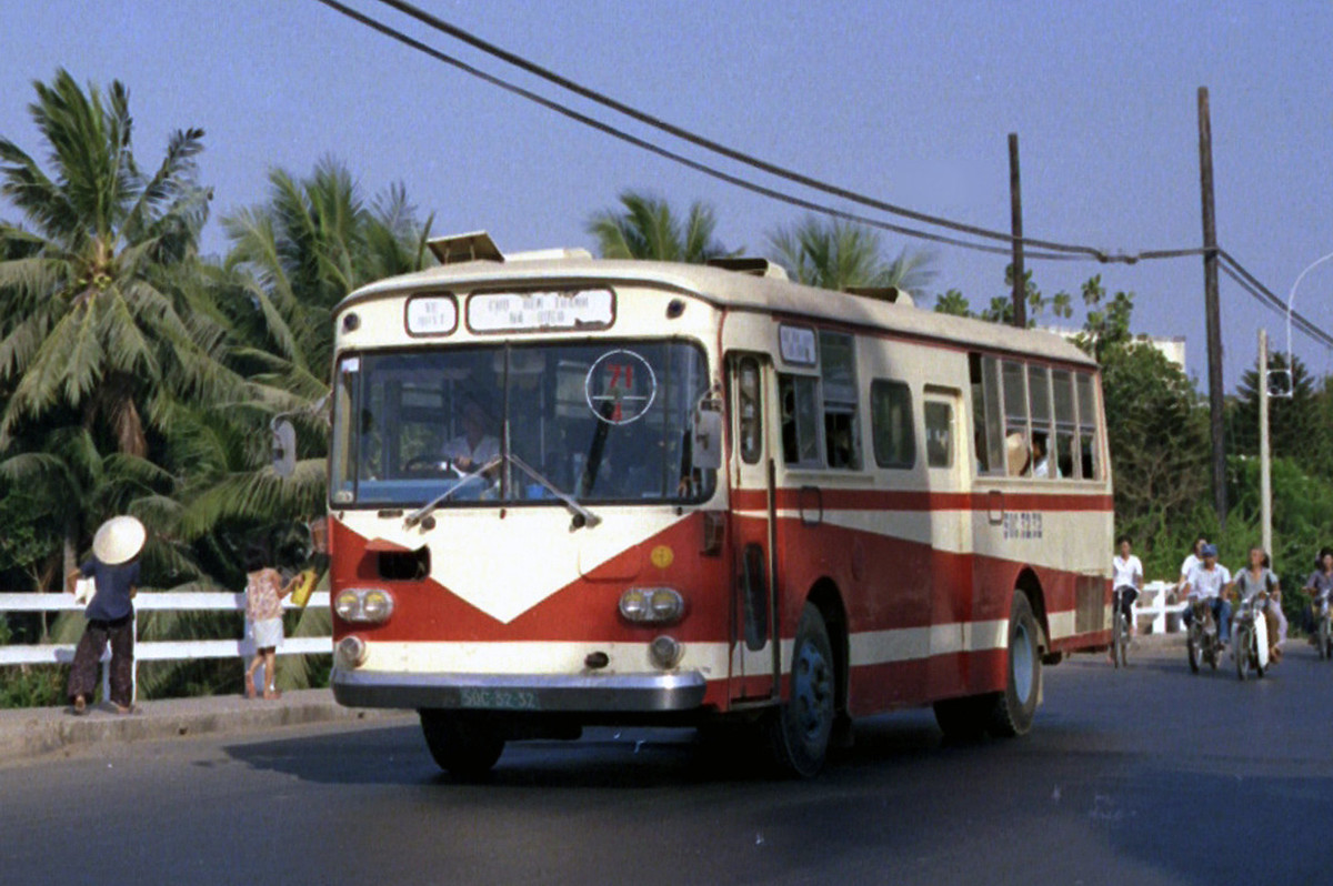 Xe Isuzu BU04 (Nhật Bản) biển số 50C-32-32, 1990.
