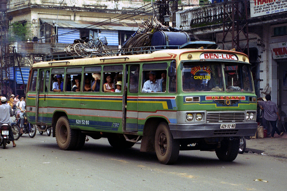 Xe Desoto biển số 53N-01-22, chạy ở khu vực Chợ Lớn, 1996.