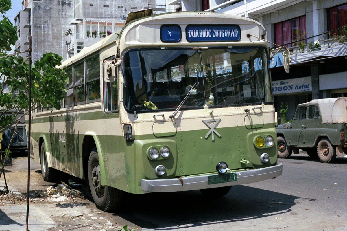 Xe Nissan FHI (Nhật Bản) biển số 50C-68-21 được dùng làm xe đưa rước công nhân, 1990.