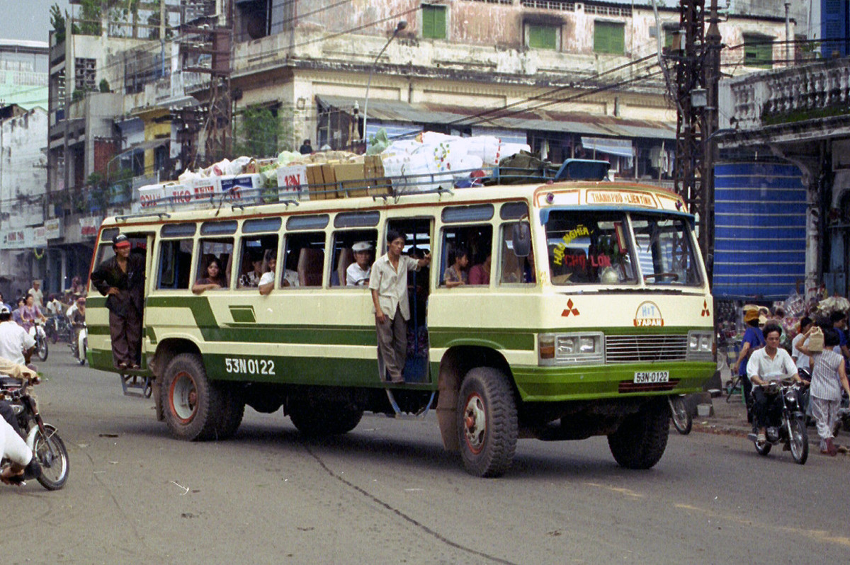 Xe IFA mang logo 62H-52-80, biển số 53N-01-22, chạy ở khu vực Chợ Lớn, 1996.