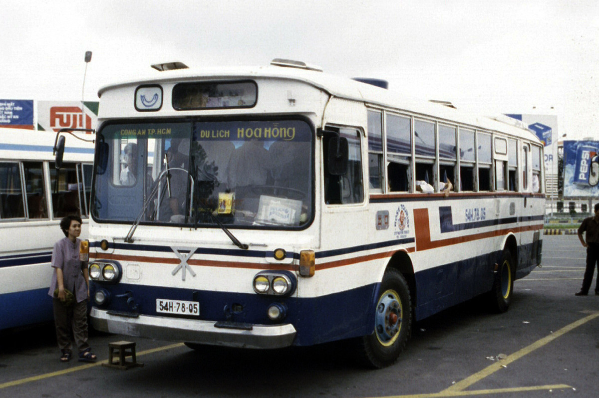 Xe Isuzu BU10 biển số 54H-78-05, dùng để chở khách du lịch, 1996.