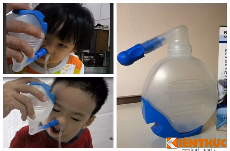 Trẻ đứng thẳng, đầu hơi nghiêng để nước vệ sinh mũi chảy ra ngoài, khi đứng sẽ giảm việc nước vệ sinh mũi, bụi bẩn trong mũi chảy xuống họng gây sặc hoặc cảm giác khó chịu cho trẻ. Người dùng khi vệ sinh mũi cho trẻ, hướng dẫn trẻ há miệng thở bình thường.