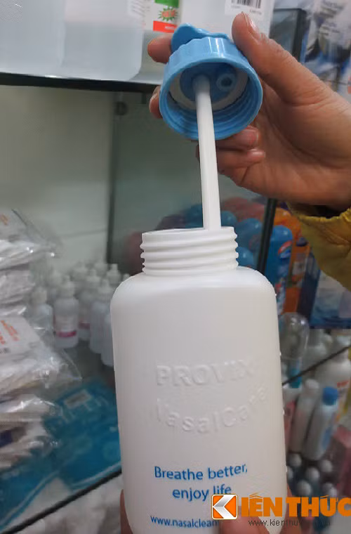 2. Tiêu dùng thông minh Chính vì đối tượng sử dụng loại bình rửa mũi này chủ yếu là trẻ em nên các bà nội trợ cần phải biết sử dụng cho thật hiệu quả và an toàn loại dụng cụ này.