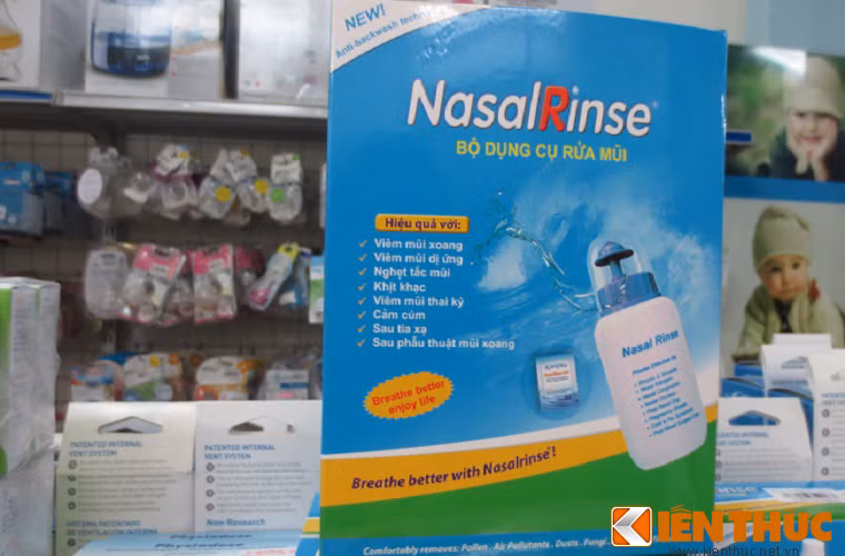  Người tiêu dùng có thể tìm thấy các loại bình dạng này ở cửa hàng Kidplaza (Nguyễn Trãi), shop muachuan.com, hay các cửa hàng dụng cụ y tế tại phố Phương Mai (Hai Bà Trưng). Các sản phẩm của Pari Montesol có giá khoảng 250 nghìn đồng, NasalRinsei có giá dao động từ 200 - 350 nghìn đồng. 