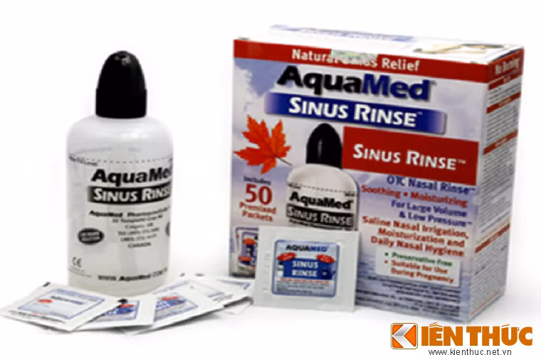 3. "Xôn xao" bàn tán Chị Bích Ngọc (khu tập thể Thanh Xuân Bắc – Nguyễn Trãi) cho biết: “Mình mới mua bình rửa mũi cho con gái, thấy dùng rất dễ, hơn nữa mình thích sản phẩm này vì nó dùng nước muối để rửa mũi, an toàn hơn là dùng thuốc xịt, sợ sẽ phụ thuộc vào thuốc hoặc viêm xoang mãn tính”. 