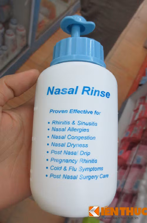 Trong khi sử dụng sản phẩm người tiêu dùng cũng cần chú ý vệ sinh bằng dụng cụ này trước khi đi ngủ khoảng 30 phút để tránh trường hợp các dung dịch vệ sinh chảy vào họng, gây khó chịu.Vào những ngày lạnh, khi người dùng cần rửa bình bằng nước ấm trước khi dùng để dung dịch vệ sinh mũi không bị lạnh, làm trẻ khó chịu.