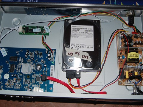 Nhà sản xuất khuyến cáo cần đảm bảo các an toàn về điện, khi đã bật máy người dùng không chạm tay vào các giắc cắm của đầu thu âm, không để chân trần tiếp xúc xuống đất, nền nhà khi chạm vào giắc cắm vì có thể bị điện giật.