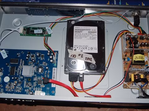 Nhà sản xuất khuyến cáo cần đảm bảo các an toàn về điện, khi đã bật máy người dùng không chạm tay vào các giắc cắm của đầu thu âm, không để chân trần tiếp xúc xuống đất, nền nhà khi chạm vào giắc cắm vì có thể bị điện giật.