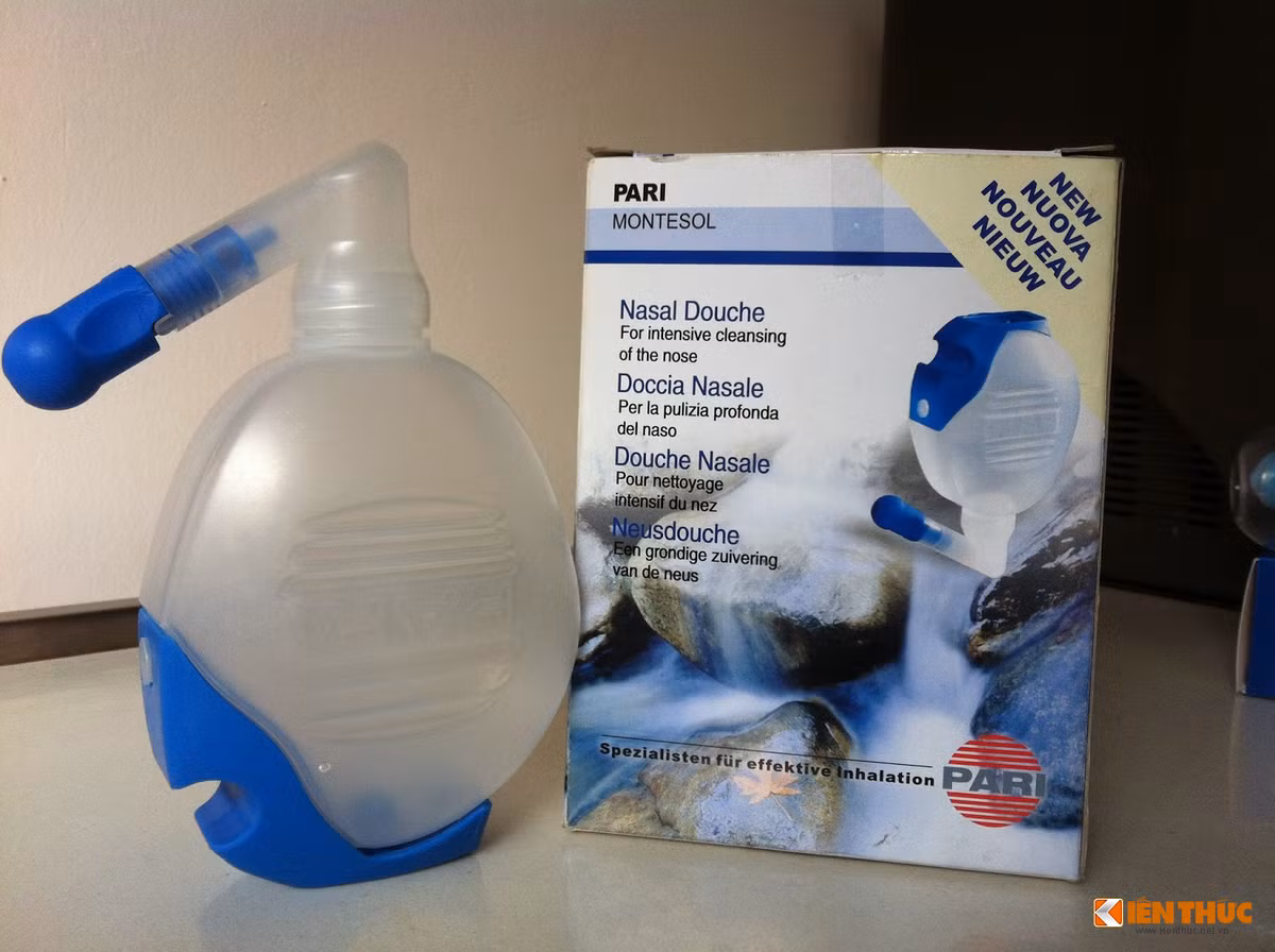 1. Bình rửa mũi: Tiện ích như thế nào? Bình rửa mũi được làm bằng chất liệu giống với chất liệu làm phổi nhân tạo giúp người dùng có thể kiểm soát được áp lực nước khi rửa. Nắp bình được thiết kế vừa với lỗ mũi của trẻ. Trên thành bình có ghi chú giúp người dùng xác định chính xác lượng nước cần dùng. 
