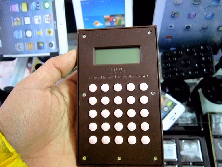 Nhiều cửa hàng tại Hà Nội đang tập trung đưa ra các mặt hàng độc đáo để hướng đến những đối tượng mua quà Valentine. Trong đó yếu tố công nghệ tiện ích và thông minh, sáng tạo khiến Valentine 2014 khác biệt so với các năm trước đây. Trong ảnh là chiếc máy tính được ngụy trang bằng hình dáng thanh socola.