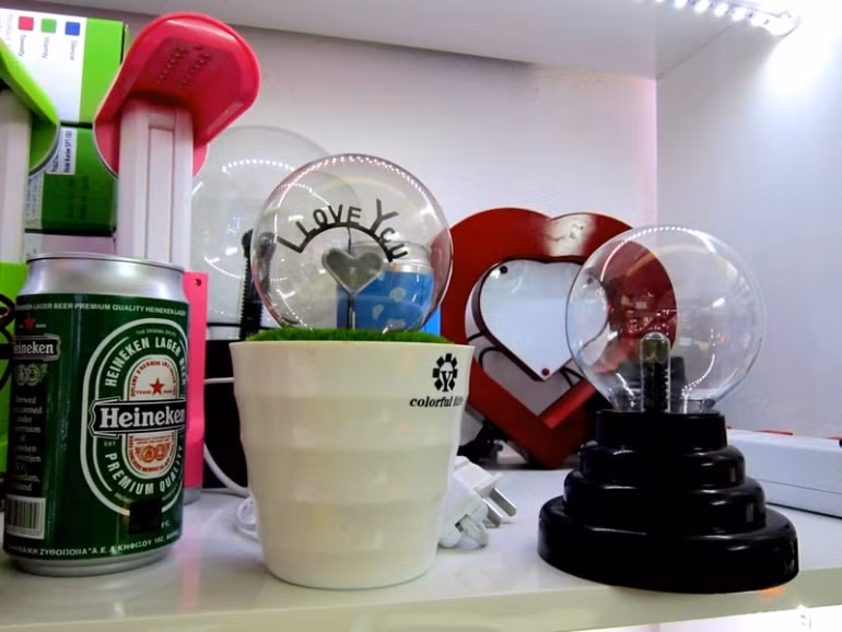 Nhân viên cửa hàng trên phố Tôn Thất Tùng cho hay, mặt hàng này đang bán rất chạy:“Đèn chậu hoa flasma rất dễ sử dụng, chỉ cần lắp pin 3 pin AA và có thể dùng làm đèn ngủ cả đêm. Hơn nữa đèn này có thể thay đổi 7 màu, độ sáng vừa phải nên khá dễ chịu để đặt trong phòng ngủ".