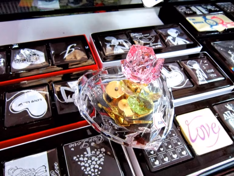 Máy chiếu hình ảnh trái tim, trời sao, dải ngân hà hoặc các cung hoàng đạo...