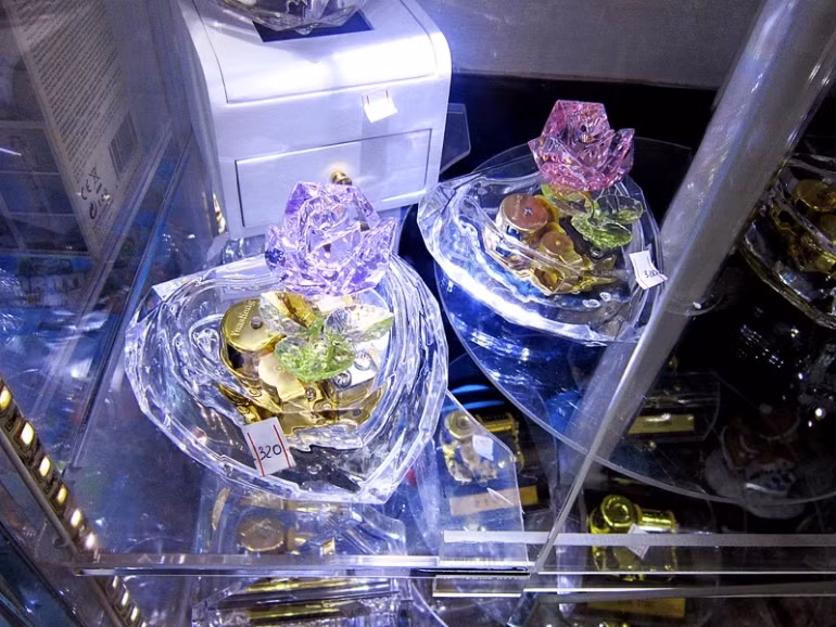 hay đèn Led báo thức có thể ghi được chữ dạ quang tên của đôi uyên ương… giá khoảng vài trăm nghìn đồng cũng đang rất được ưa chuộng bởi sự đơn giản và tiện lợi.