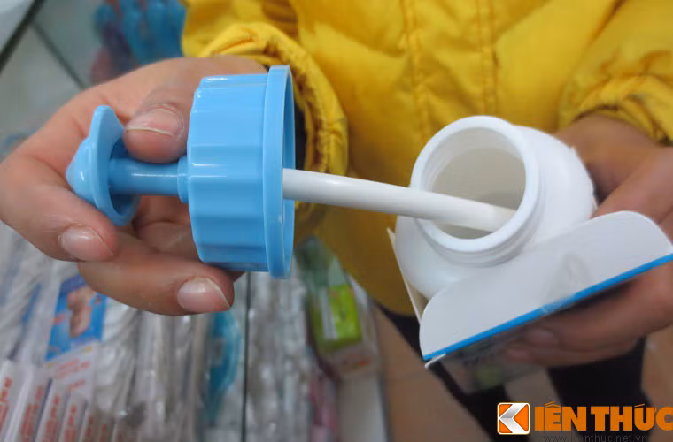 Hơn nữa, đây là dụng cụ để vệ sinh đường hô hấp, để tránh nhiễm khuẩn, bình rửa mũi cần được vệ sinh bằng nước ấm (35-37 độ), hoặc nước cất, nước lọc với bầu lọc 0,2 micron để rửa. Bản thân người sử dụng cũng cần vệ sinh tay sạch sẽ trước dùng sản phẩm này rửa mũi cho trẻ. 