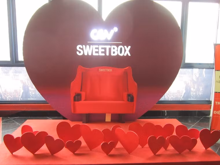 Phòng chiếu Megastar còn tạo điểm nhấn bằng việc xếp những ghế đôi Sweetbox cho các cặp đôi khi đến xem phim nhân dịp này.