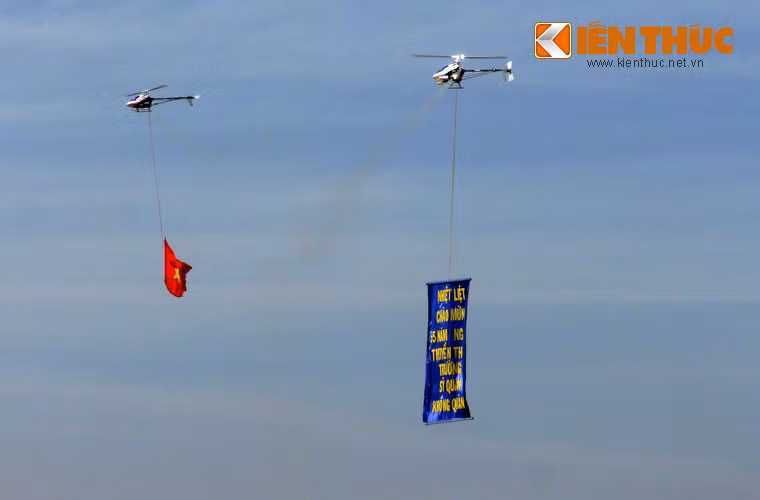 Mô hình trực thăng bay biểu diễn với lá cờ Tổ quốc và băng rôn kỷ niệm 55 năm thành lập Trường.