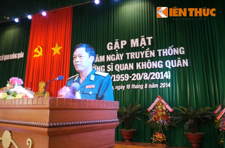 Không chỉ đào tạo phi công quân sự trong nước, những năm qua, Trường sĩ quan Không quân đã đào tạo học viên các chuyên ngành không quân cho hai nước bạn Lào, Campuchia và liên kết đào tạo học viên dự khóa bay cho hàng không dân dụng Việt Nam… Trong ảnh, Thiếu tướng Nguyễn Duy Cường – Hiệu trưởng Nhà trường đọc lời khai mạc.