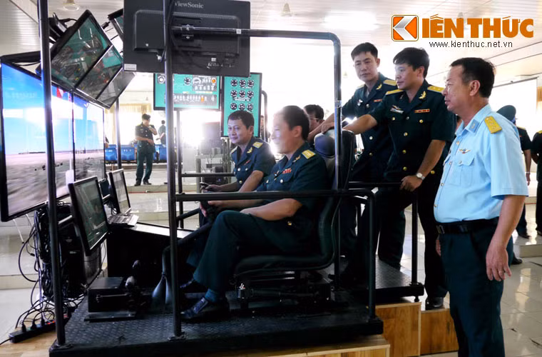 Với những thành tích nổi bật suốt chặng đường 55 năm qua, Nhà trường đã vinh dự được Đảng, Nhà nước, Quân đội, Quân chủng tặng nhiều phần thưởng cao quý như Anh hùng lực lượng Vũ trang nhân dân, Huân chương Quân công hạng nhất… Trong ảnh là các tướng lĩnh đang thử hệ thống lái mô phỏng.