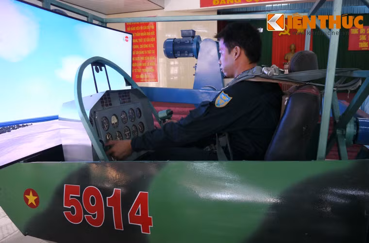 Trong những năm qua, bên cạnh việc mua sắm các khí tài mới, Nhà trường cũng tự thực hiện các đề tài nghiên cứu sản xuất các trang bị phục vụ cho việc dạy và học. Trong ảnh là buồng lái mô phỏng máy bay huấn luyện chiến đấu do Nhà trường chế tạo.