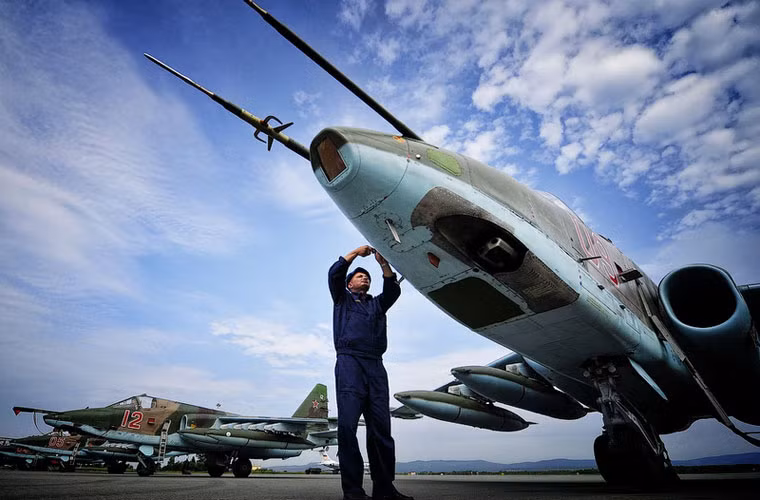 Theo trang mạng English Russia, máy bay và trực thăng của Không quân Nga tham gia tập trận "Sứ mệnh hòa bình 2014" đã rời sân bay Knevichi đi Trung Quốc ngày hôm qua. Trong ảnh là các máy bay thuộc lực lượng tham gia tập trận đang được kiểm tra, kĩ thuật tiếp nhiên liệu trước khi sang Trung Quốc.