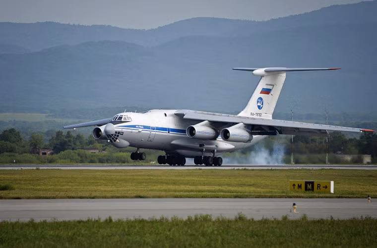 Không quân Nga sẽ điều cả vận tải cơ chiến lược Il-76MD sang Trung Quốc tập trận. Các máy bay này có thể là nhằm phục vụ hậu cần, đảm bảo chiến đấu cho máy bay Su-25, trực thăng Mi-171Sh.