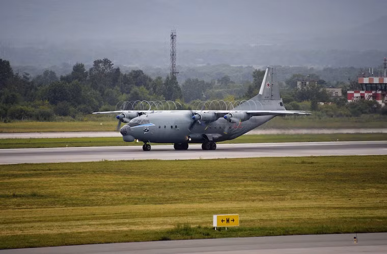 Tham gia cuộc tập trận này, Không quân Nga đã điều động lực lượng khá hùng hậu với máy bay, trực thăng chiến đấu, máy bay vận tải hạng trung – hạng nặng. Trong ảnh là máy bay vận tải hạng trung An-12 Cub hạ cánh xuống sân bay nằm trên lãnh thổ Nga để tiếp nhiên liệu trước khi sang Trung Quốc. An-12 có khả năng tải 20 tấn hàng hóa hoặc 60 lính dù hoặc 2 xe bọc thép BMD-1.