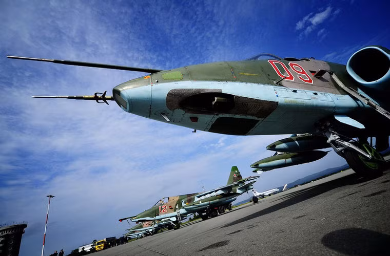Su-25 là máy bay chi viện hỏa lực đường không hạng nặng của Không quân Nga, được thiết kế để có thể tiêu diệt xe tăng - thiết giáp, công sự kiên cố, bộ binh tập trung bằng kho vũ khí đáng sợ (gồm bom, tên lửa, rocket) mà nó mang theo.