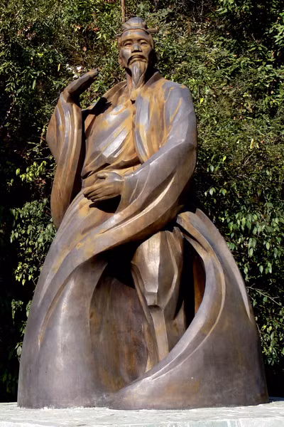  Sự thần dị của Trương Tam Phong có hai điểm. Thứ nhất: ông leo núi như đi trên đường bộ, mùa đông lạnh giá nằm trên mặt đất phủ tuyết cũng có thể ngủ ngon. Tố chất của cơ thể ông, người không được ăn uống đầy đủ, thể chất suy nhược lại xuất hiện nổi bật trong đám đông. 