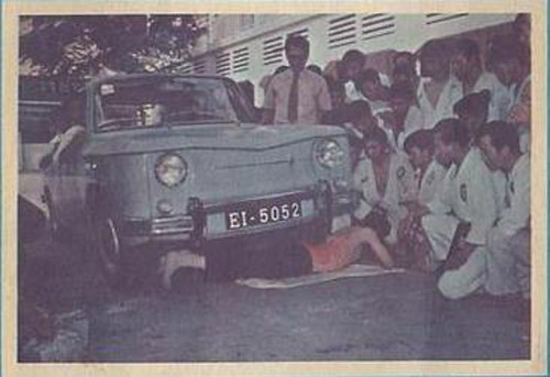 Võ sư Hàng Thanh biểu diễn nội công để cho xe cán qua lưng qua bụng mà không cần ván gỗ lót bên trên. Ảnh in trên bìa cuốn sách "Tự luyện nội công Thiếu lâm Sơn Đông" của võ sư Hàng Thanh, xuất bản năm 1974.