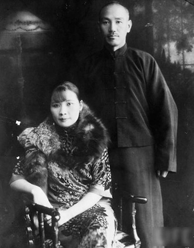 Quách Bân Vĩ còn cho biết, Tưởng Giới Thích thích hoa mai, Tống Mỹ Linh thì lại thích hoa hồng. Tưởng Giới Thạch từng nói với Tống Mỹ Linh: “Thích nhất mùi hương của hoa mai, ngửi thấy mùi hương này khiến đầu óc tôi tỉnh táo".