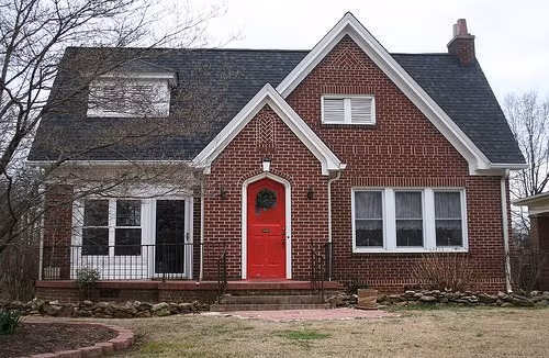 3. Chú ý đến màu sơn cửa: Nếu muốn tài lộc “gõ cửa” nhà mình, bạn không nên sơn màu cửa một cách tùy tiện. Các chuyên gia khuyên bạn, nếu như cửa nhà bạn quay về hướng nam thì màu sơn cửa nên là màu đỏ hoặc màu cam.