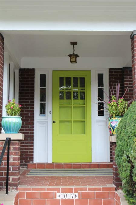 Màu xanh hoặc đen tốt cho cửa hướng Bắc. Màu xám và trắng hợp với cửa hướng Tây và với hướng Đông, màu đem lại điềm lành là màu nâu hoặc xanh lá cây.