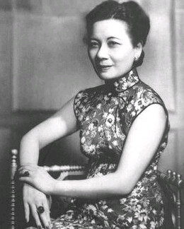 Khi học ở học viện Wellesley, Mỹ, Tống Mỹ Linh là một người rất quyến rũ. Toàn thân toát ra khí chất cao quý, rất nhiều sinh viên các nước theo đuổi bà, nhưng bà không động lòng trước bất cứ ai.