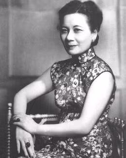 Khi học ở học viện Wellesley, Mỹ, Tống Mỹ Linh là một người rất quyến rũ. Toàn thân toát ra khí chất cao quý, rất nhiều sinh viên các nước theo đuổi bà, nhưng bà không động lòng trước bất cứ ai.