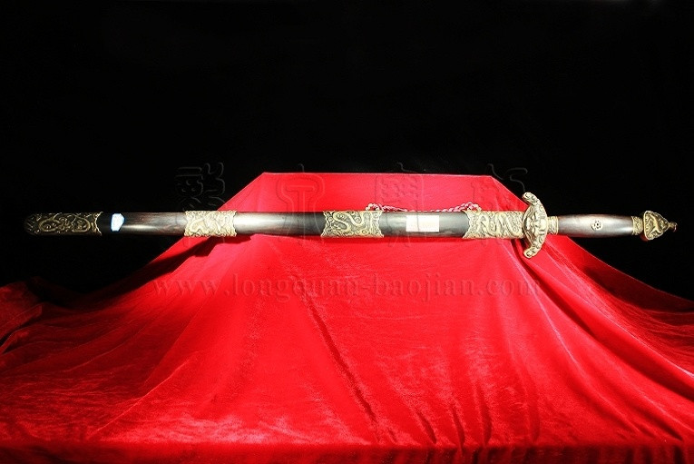 Tên gọi “Thượng phương bảo kiếm” bắt nguồn từ thời Tây Hán Thành Đế, theo “Hán thư. Chu Vân Truyền”, Chu Vân là người thẳng thắn mong muốn Hoàng đế ban tặng cho ông ta một thanh “Thượng phương trảm mã kiếm”, dùng để giết thầy giáo của hoàng đế là An Xương Hầu Trương Vũ.