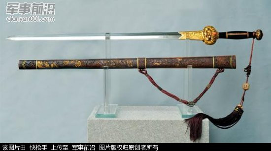 Đặt tên là Thượng phương kiếm nhằm tượng trưng cho sự chuyên quyền, đồng thời nghi thức nhận kiếm long trọng bắt đầu có từ nhà Nguyên. Theo “Tống Sử”, vào thời đại của Hốt Tất Liệt, đạo sỹ Trương Lưu Tôn dùng thần đọa chữa bệnh cho hoàng hậu, hoàng hậu vui mừng, ra lệnh cho Thượng Phương luyện bảo kiếm ban thưởng. “Thượng Phương Bảo Kiếm” lúc này mặc dù tượng trưng cho sự chuyên quyền, nhưng vẫn chưa được dùng vào chính trị và quân sự.