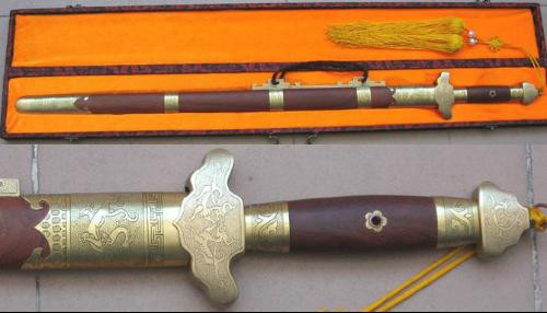 Đến thời kỳ giữa và cuối nhà Minh, nó mới trở thành một quy tắc trong hiện thực. Riêng Bao Thanh Thiên sống ở triều Tống, vì vậy, không thể có “Thượng phương bảo kiếm”.