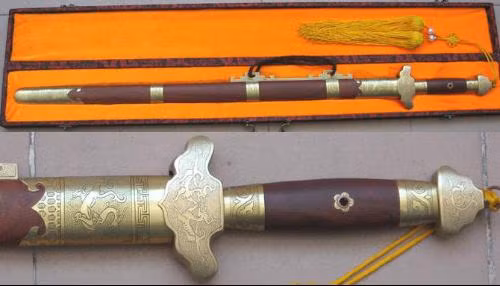 Đến thời kỳ giữa và cuối nhà Minh, nó mới trở thành một quy tắc trong hiện thực. Riêng Bao Thanh Thiên sống ở triều Tống, vì vậy, không thể có “Thượng phương bảo kiếm”.