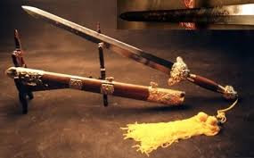 Kết quả là Chu Vân không những không có được “Thượng phương bảo kiếm”, suýt chút nữa còn mất mạng, đó chính là câu chuyện nổi tiếng trong lịch sử “Chiết Hạm Chu Vân”. Một vài triều đại sau thời nhà Hán, việc dùng “Thượng phương bảo kiếm" dùng để giết gian thần tặc tử vẫn chỉ là ước mong của mọi người.