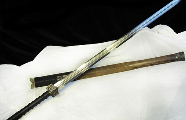 Theo “Minh Sử”, năm 20 Vạn Lịch, Ninh Hạ phản loạn, hoàng đế Vạn Lịch lần lượt ban cho Tổng đốc Ngụy Học Tằng, tuần phủ Diệp Mộng Hùng “Thượng phương kiếm” đi dẹp loạn, kết quả thu được thắng lợi. Từ đó việc ban tặng Thượng Phương kiếm, và cách làm cho phép chuyên đoạn, chuyên sát và hành sự dễ dàng bắt đầu được tiến hành.