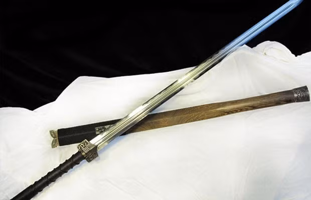 Theo “Minh Sử”, năm 20 Vạn Lịch, Ninh Hạ phản loạn, hoàng đế Vạn Lịch lần lượt ban cho Tổng đốc Ngụy Học Tằng, tuần phủ Diệp Mộng Hùng “Thượng phương kiếm” đi dẹp loạn, kết quả thu được thắng lợi. Từ đó việc ban tặng Thượng Phương kiếm, và cách làm cho phép chuyên đoạn, chuyên sát và hành sự dễ dàng bắt đầu được tiến hành.