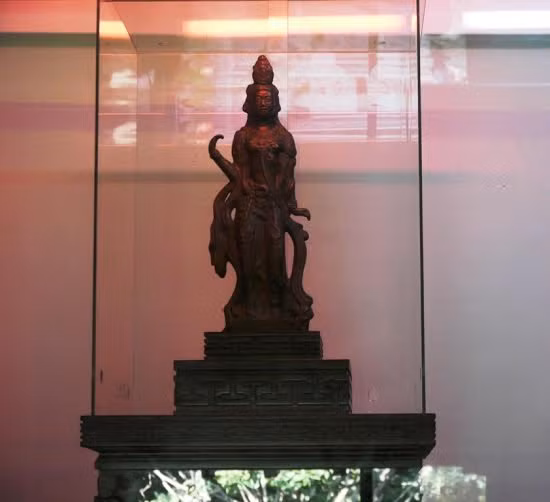 Hình ảnh tượng đổi màu khi bật các loại đèn khác nhau.