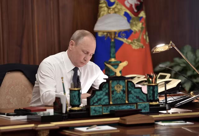 Bo dung cu de ban lam viec co gan quoc huy Nga gia 220 trieu dong