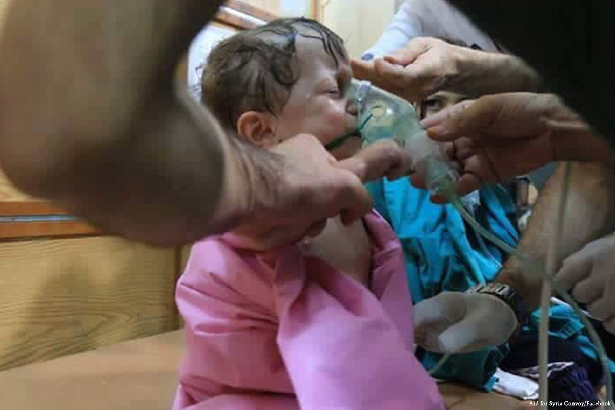 Các nạn nhân được cho là đã hít phải khí độc Clo, một loại khí nguy hiểm từng được sử dụng trong Chiến tranh Thế giới thứ nhất có khả năng khiến nạn nhân bị mù tạm thời, suy hô hấp cấp và dẫn đến tình trạng bất tỉnh, nếu không được điều trị kịp thời có thể tử vong. Nguồn ảnh: News.