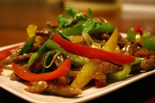 Thịt bò xào ớt chuông đẹp mắt và sang trọng.
