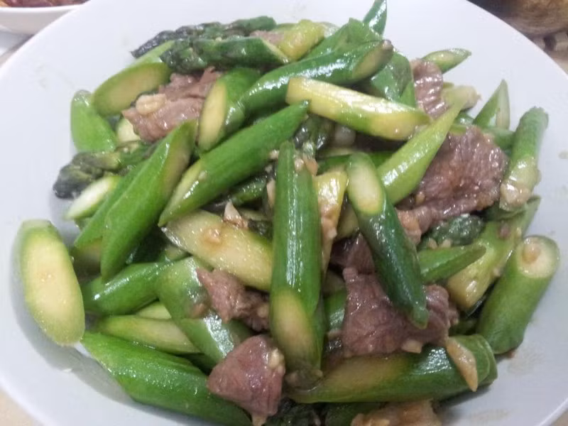 Bò xào măng tây giòn ngọt là món nhậu ngon khó cưỡng.